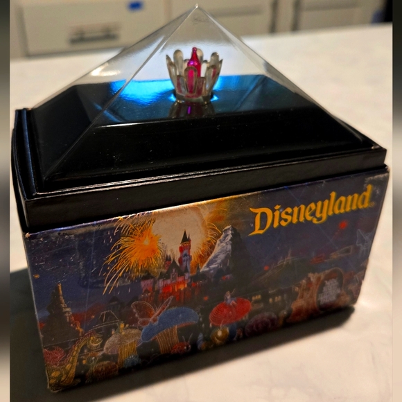 Disneyland Main Street Electrical Parade Retired Lightbulb Keepsake Souvenir - Picture 1 of 3
